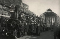 Железная дорога (поезда, паровозы, локомотивы, вагоны) - Митинг на Витебском вокзале.Путиловские рабочие  передают железнодорожникам  новый паровоз.