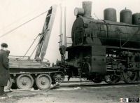 Железная дорога (поезда, паровозы, локомотивы, вагоны) - Тягач Т-34 из восстановительного поезда поднимает паровоз серии Э,ЮУЖД