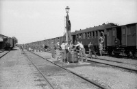 Железная дорога (поезда, паровозы, локомотивы, вагоны) - Купание у паровозной колонки
