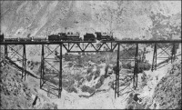 Железная дорога (поезда, паровозы, локомотивы, вагоны) - Поезд с двойной тягой на мосту Challape в Андах,Перу