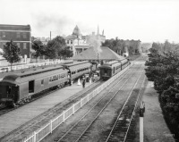 Железная дорога (поезда, паровозы, локомотивы, вагоны) - Пригородный вокзал в Петоски,штат Мичиган,США