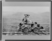 Железная дорога (поезда, паровозы, локомотивы, вагоны) - Золотоискатель с собаками на тележке узкоколейной ж.д.,Аляска