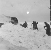 Железная дорога (поезда, паровозы, локомотивы, вагоны) - Немецкие солдаты пытаются очистить железную дорогу от снега