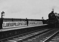 Железная дорога (поезда, паровозы, локомотивы, вагоны) - Название железнодорожной станции в Уэльсе,Великобритания