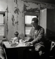 Железная дорога (поезда, паровозы, локомотивы, вагоны) - Кондуктор Джордж Э.Бертон обедает в служебном вагоне товарного поезда
