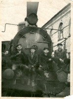 Железная дорога (поезда, паровозы, локомотивы, вагоны) - Ученики-практиканты железнодорожного училища на буферном брусе паровоза Ов в депо Челябинск