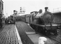 Железная дорога (поезда, паровозы, локомотивы, вагоны) - Паровоз типа 2-2-0 с поездом в порту Кента,Великобритания