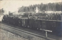 Железная дорога (поезда, паровозы, локомотивы, вагоны) - Паровоз серии Ес с эшелоном  чехословацкого легиона у монумента на границе Европы-Азии