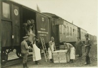 Железная дорога (поезда, паровозы, локомотивы, вагоны) - Разгрузка вагона подвижного отделения полевого склада Красного Креста