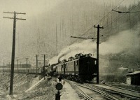 Железная дорога (поезда, паровозы, локомотивы, вагоны) - Поезд под двумя паровозами и двумя электровозами готовится пройти через Каскадный тоннель