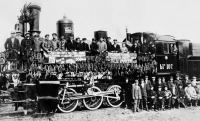 Железная дорога (поезда, паровозы, локомотивы, вагоны) - Рабочие и ИТР депо у восстановленного паровоза серии Ыу.107