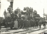 Железная дорога (поезда, паровозы, локомотивы, вагоны) - Памятное фото с паровозом Ов-487? в депо Верхний Уфалей