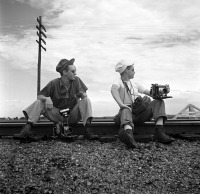Железная дорога (поезда, паровозы, локомотивы, вагоны) - Железнодорожные фотографы Ted Cole и Chic Kerrigan в ожидании поезда