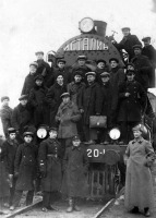 Железная дорога (поезда, паровозы, локомотивы, вагоны) - Групповое фото на паровозе ИС20-1