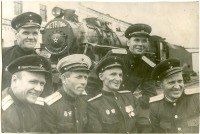 Железная дорога (поезда, паровозы, локомотивы, вагоны) - Машинисты паровозного депо Челябинск на фоне паровоза ИС