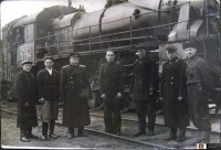 Железная дорога (поезда, паровозы, локомотивы, вагоны) - Работники паровозного депо Ижевск у паровоза Э-184