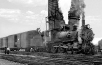 Железная дорога (поезда, паровозы, локомотивы, вагоны) - Паровоз №19 типа 2-3-0 набирает воду в Бернхеме,штат Мэн