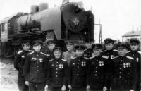 Железная дорога (поезда, паровозы, локомотивы, вагоны) - Паровозники на фоне паровоза СО17-2170