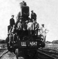 Железная дорога (поезда, паровозы, локомотивы, вагоны) - Групповое фото на паровозе Щ.4547
