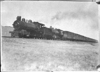 Железная дорога (поезда, паровозы, локомотивы, вагоны) - Паровозы №19 и №275 с пассажирским поездом близ Ливингстона,штат Монтана