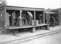 Железная дорога (поезда, паровозы, локомотивы, вагоны) - Мастерские британской армии в вагонах узкоколейной ж.д.