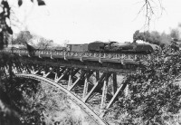 Железная дорога (поезда, паровозы, локомотивы, вагоны) - Паровоз системы Гаррат с поездом на мосту водопада Виктории