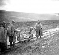 Железная дорога (поезда, паровозы, локомотивы, вагоны) - Немецкие военнопленные    транспортируют  раненого по  военно-полевой ж.д.
