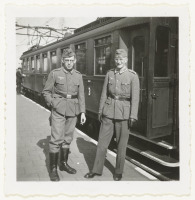 Железная дорога (поезда, паровозы, локомотивы, вагоны) - Солдаты Вермахта на вокзале в Дордрехте