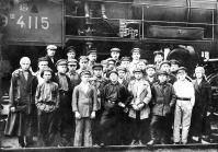 Железная дорога (поезда, паровозы, локомотивы, вагоны) - Группа учащихся у паровоза Эш4115