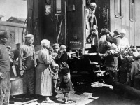 Железная дорога (поезда, паровозы, локомотивы, вагоны) - Голодающие дети у врачебно-питательного поезда