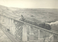 Железная дорога (поезда, паровозы, локомотивы, вагоны) - Поезд на мосту через реку Губерля