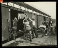Железная дорога (поезда, паровозы, локомотивы, вагоны) - Погрузка автомобиля Ford Model T в товарный вагон