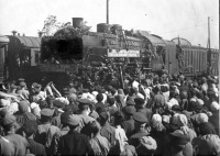 Железная дорога (поезда, паровозы, локомотивы, вагоны) - Поезд с демобилизованными воинами прибывает на ст.Оренбург