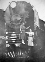 Железная дорога (поезда, паровозы, локомотивы, вагоны) - Девушки и паровоз СО18-1986