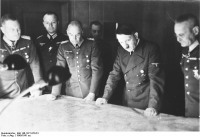 Войны (боевые действия) - Гитлер с генералами при обсуждении положения на фронтах.