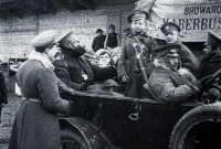 Войны (боевые действия) - В военном автомобиле разместились раненые, среди которых два мальчика, один из них Георгиевский кавалер.