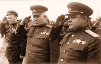 Войны (боевые действия) - Командующий Воронежским фронтом генерал армии Н.Ф.Ватутин (справа) и член Военного Совета фронта генерал-лейтенант Н.С.Хрущев (слева) на смотре частей 5 гв. механизированного корпуса, июнь, 1943 г.