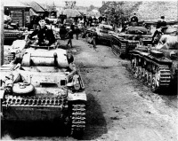 Войны (боевые действия) - Немецкие танки в районе Ржева, 1941 год. Слева — легкий танк PzKpfw II, справа — средние танки PzKpfw III.