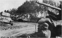 Войны (боевые действия) - Подбитые советский танк Т-34 и английские танки Valentine, под прикрытием одного из которых оборудована позиция немецких солдат.