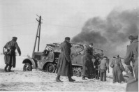 Войны (боевые действия) - Немцы возле горящего тягача