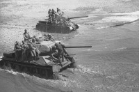 Войны (боевые действия) - Танки Т-34 на берегу реки