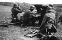 Войны (боевые действия) - Расчет немецкой легкой противотанковой пушки PaK 35/36