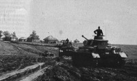 Войны (боевые действия) - Немецкие танки занимают село, предположительно на Украине.