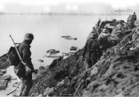Войны (боевые действия) - Гренадеры дивизии Великая Германия идут вдоль берегового обрыва на полуострове Бальга