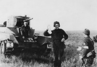 Войны (боевые действия) - Пленные красноармейцы у танка БТ-5 на Халхин-Голе