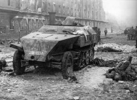 Войны (боевые действия) - Подбитый бронетранспортер Sd.Kfz.250 и убитые солдаты 11-й дивизии СС «Нордланд» на улице Фридрихштрассе в Берлине