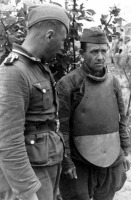 Войны (боевые действия) - Немецкий солдат и советский военнопленный в стальном нагруднике СН-42