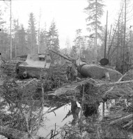 Войны (боевые действия) - Финский солдат рассматривает пулемет ДТ с уничтоженного советского танка КВ-1С