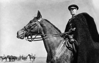 Войны (боевые действия) - Командир казачьего отряда в Харьковской области, 21 июня 1942 года, наблюдает за передвижением своего подразделения.