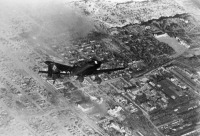 Войны (боевые действия) - Октябрь 1942 года. Пикирующий бомбардировщик Junkers Ju 87 над Сталинградом.